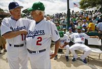 A lenda dos Dodger, Carl Erskine, conversa com Tommy Lasorda antes do jogo final em Dodger
