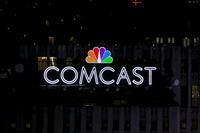 Os logotipos da NBC e da Comcast são exibidos no topo do 30 Rockefeller Plaza, anteriormen